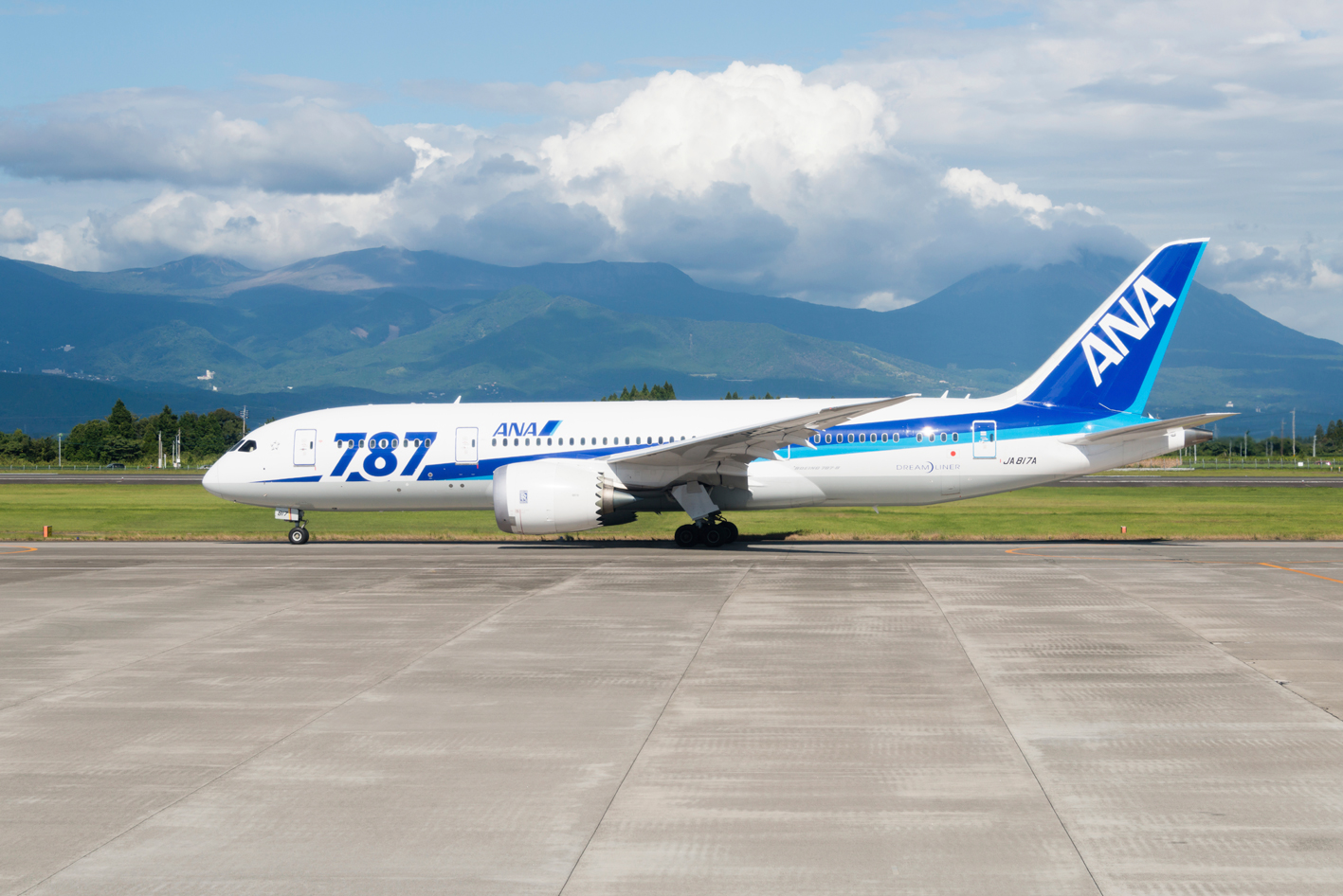 Boeing-787-Dreamliner-Airport